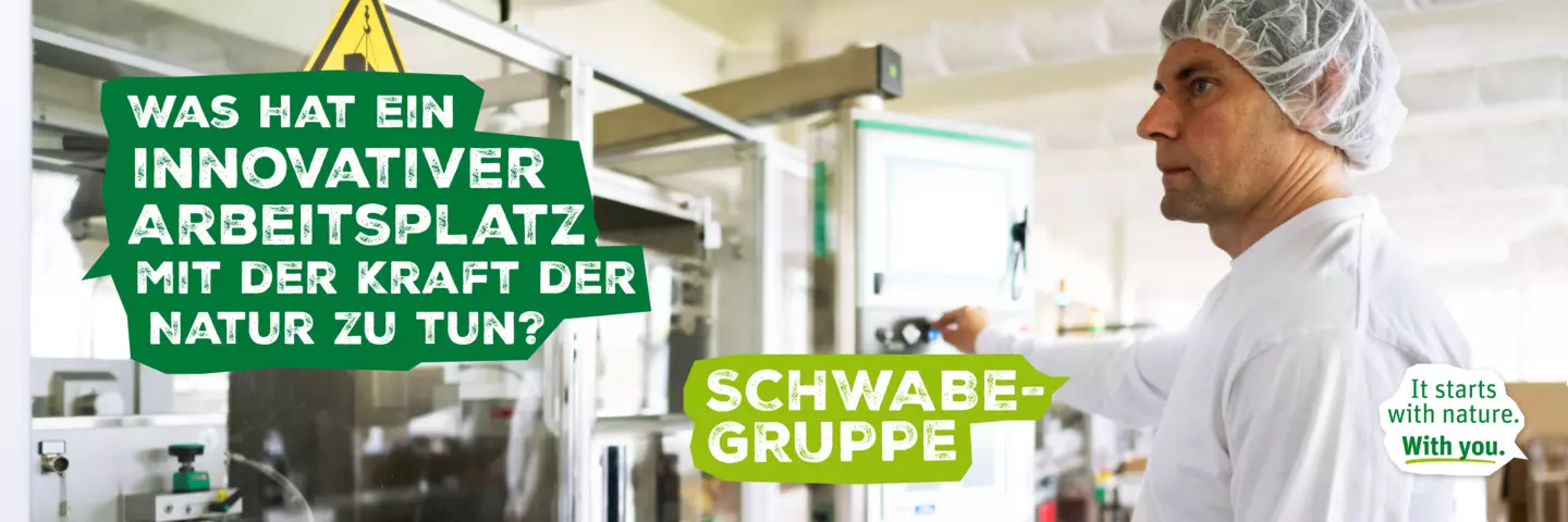 Ein Mann mittleren Alters bedient eine Anlage zur Herstellung von Arzneimitteln. In einer grünen Sprechblase wir gefragt: "Was hat ein innovativer Arbeitsplatz mit der Kraft der Natur zu tun?" Eine andere hellgrüne Sprechblase gibt darauf die Antwort "Schwabe-Gruppe".