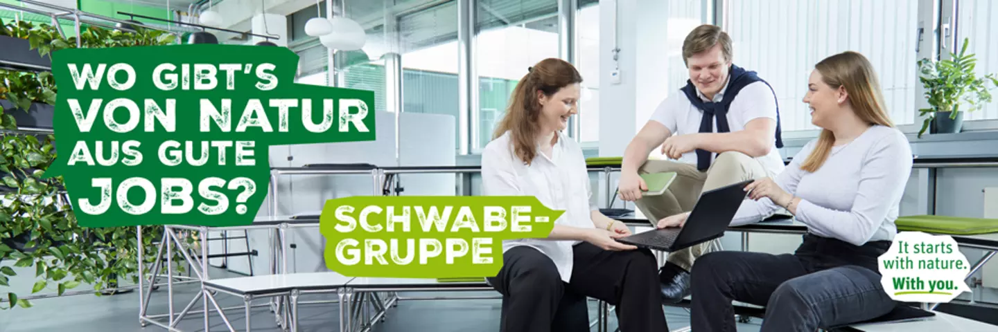 junge Menschen sitzen um Laptop zusammen 