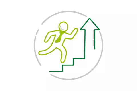 Eine Person läuft eine Treppe hinauf