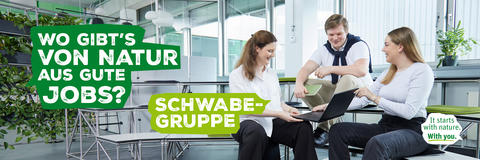 Drei Mitarbeitende der Schwabe-Gruppe sitzen im Atrium. 