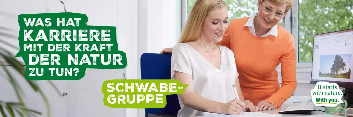 zwei Frauen arbeiten am Schreibtisch