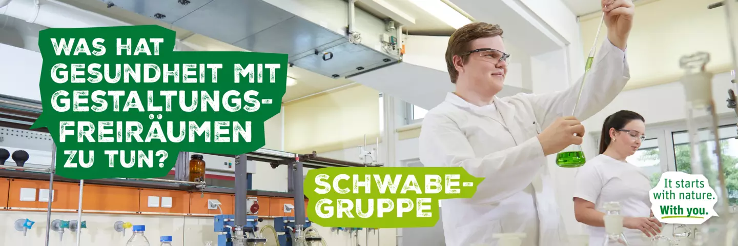 Das Bild zeigt einen Chemielaborant der eine Probe aus einem Kolbenglas zieht. Im Hintergrund arbeitet eine Kollegin. In einer großen Sprechblase wird gefragt "Was hat Gesundheit mit Gestaltungsfreiräumen zu tun?". Eine andere Sprechblase gibt darauf die Antwort "Schwabe-Gruppe".