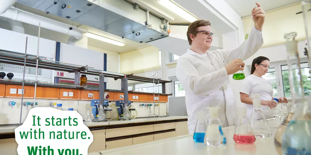 Zwei Wissenschaftler arbeiten in einem Labor