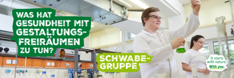 Das Bild zeigt einen Chemielaborant der eine Probe aus einem Kolbenglas zieht. Im Hintergrund arbeitet eine Kollegin. In einer großen Sprechblase wird gefragt "Was hat Gesundheit mit Gestaltungsfreiräumen zu tun?". Eine andere Sprechblase gibt darauf die Antwort "Schwabe-Gruppe".