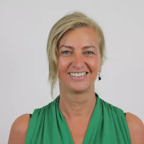 blonde Frau mit grünem Oberteil